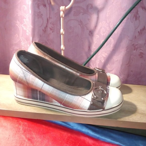 Heel's - Picture 3 of 3